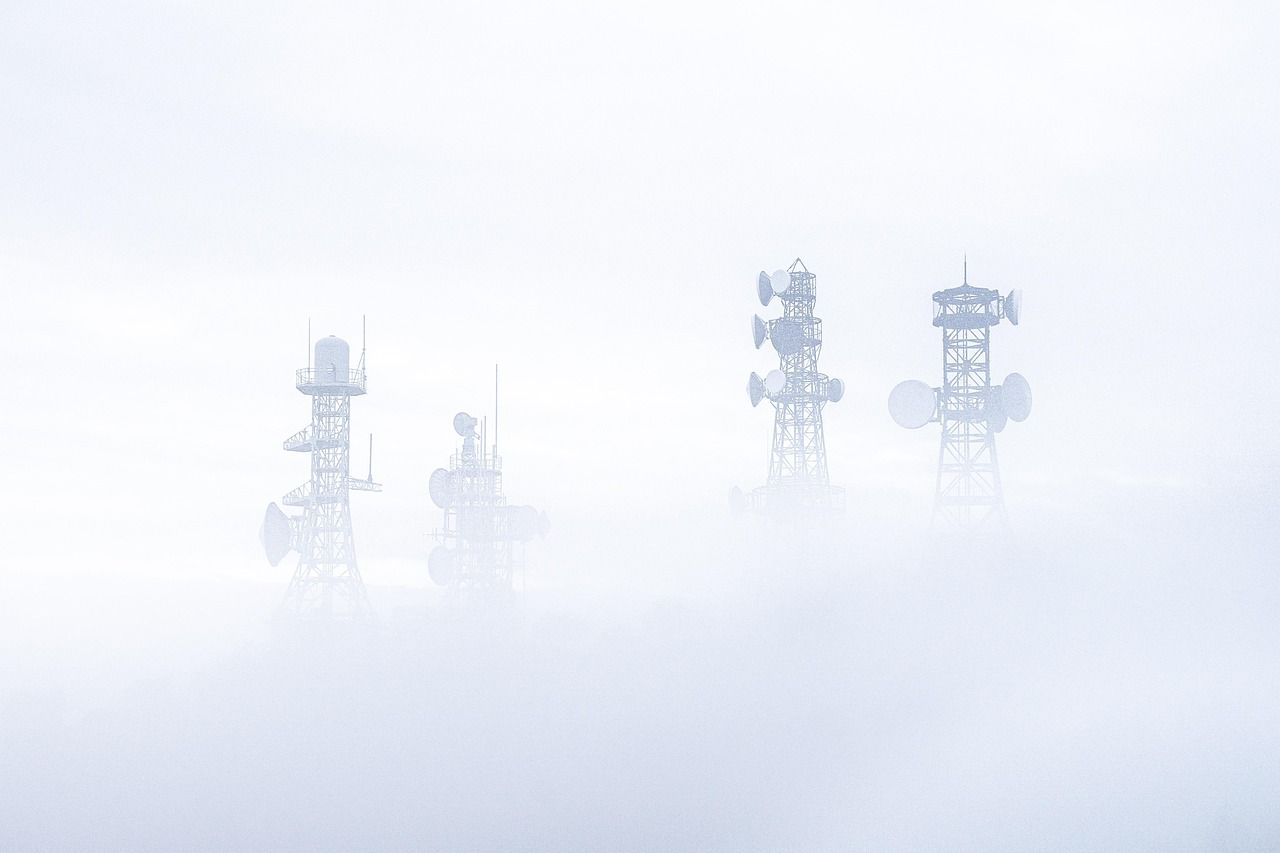 Torres de telecomunicaciones entre la niebla